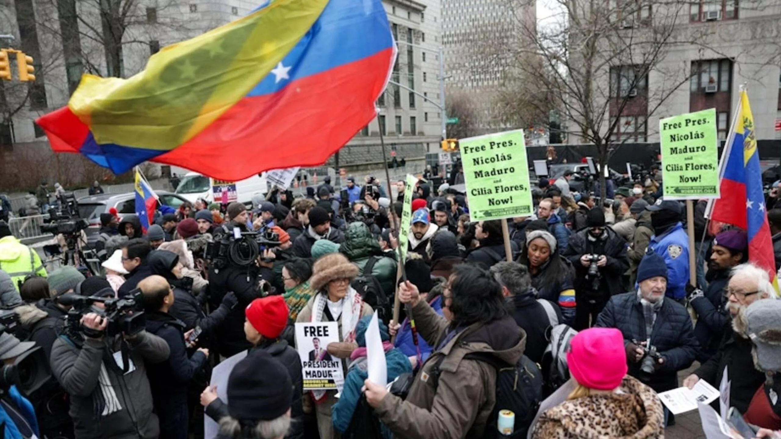 Apoiadores de Maduro lideram ato em Nova York em frente a tribunal