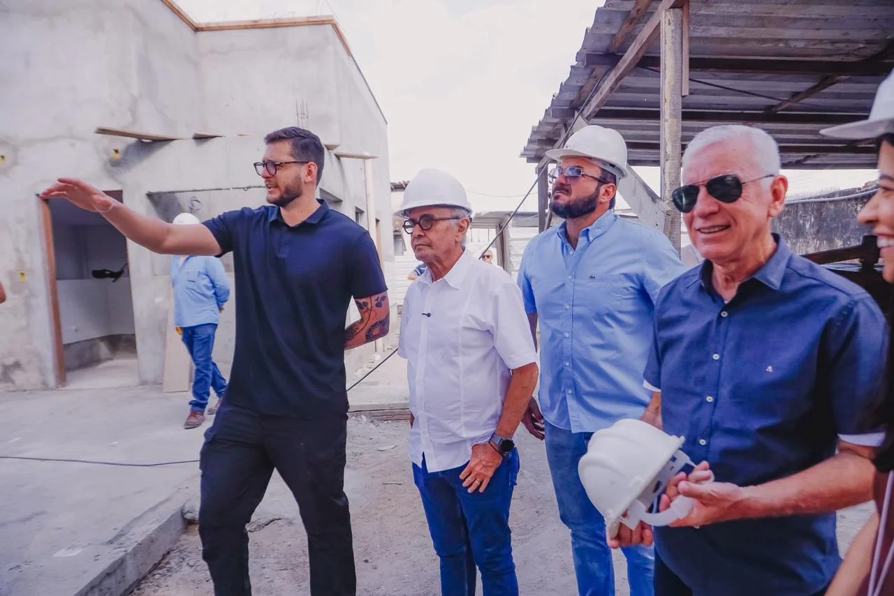 Cícero projeta entrega de mais uma escola em agosto e inspeciona pavimentação no Rangel