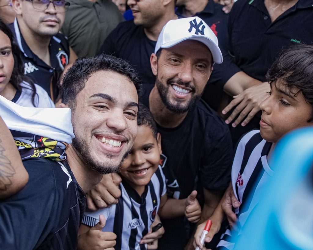 Torcida do Botafogo para o Aeroporto Castro Pinto em recepção ao meia Nenê