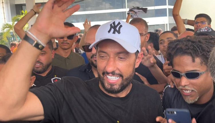 Nenê é recebido por torcedores do Belo no aeroporto Castro Pinto