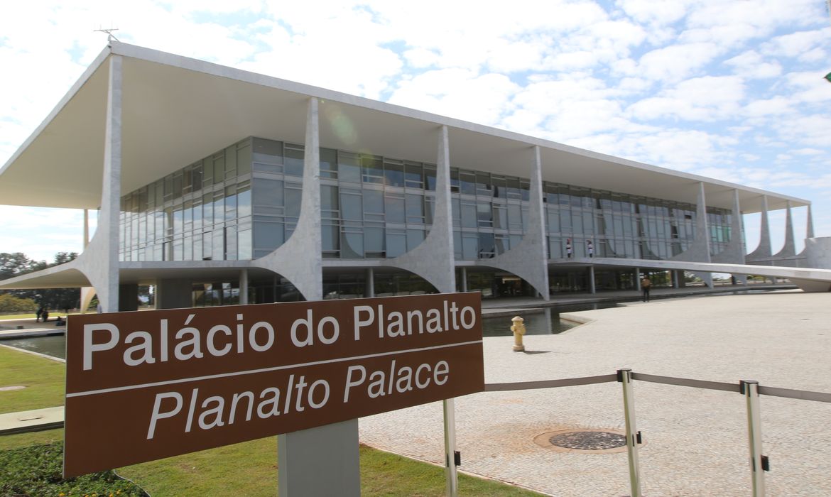 Gastos administrativos da máquina pública atingem maior valor em 9 anos em 2025