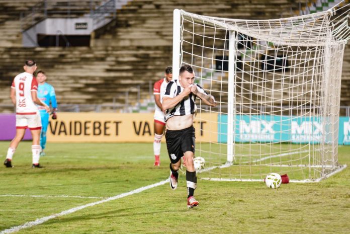 Treze vence o Esporte de Patos de virada no Amigão, com três gols de Silvano