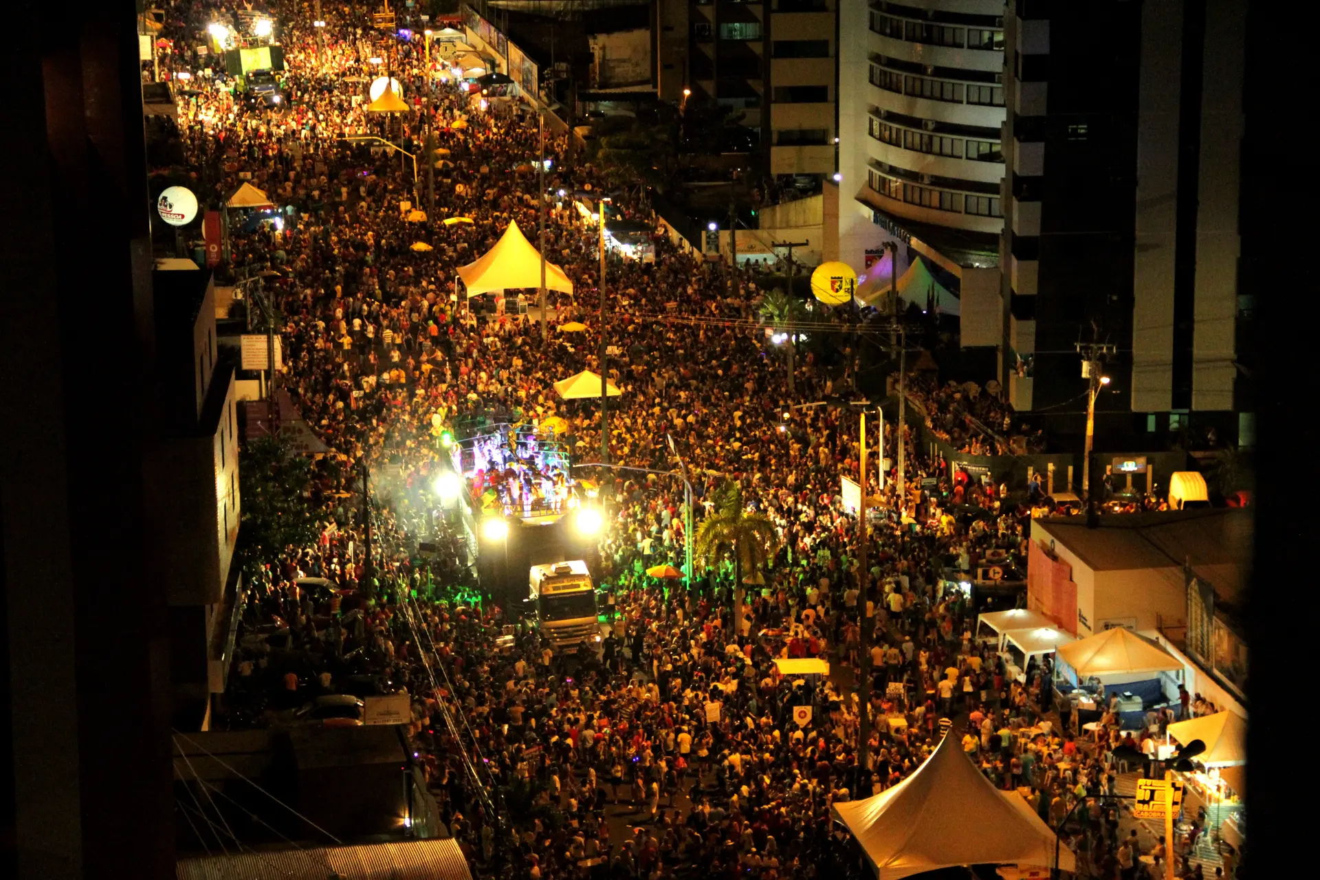 Trânsito é bloqueado na Avenida Epitácio Pessoa e em praça do Miramar para desfile do bloco Muriçocas