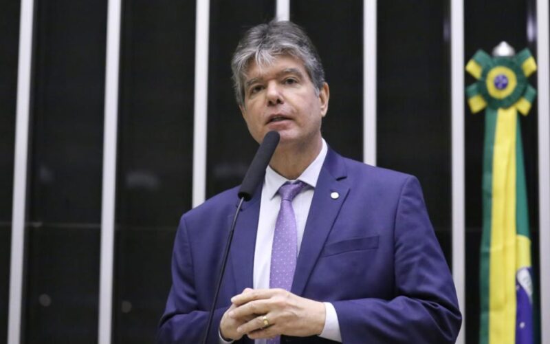 Ruy Carneiro celebra sanção de lei que abre postos de trabalho e valoriza farmacêuticos nos supermercados