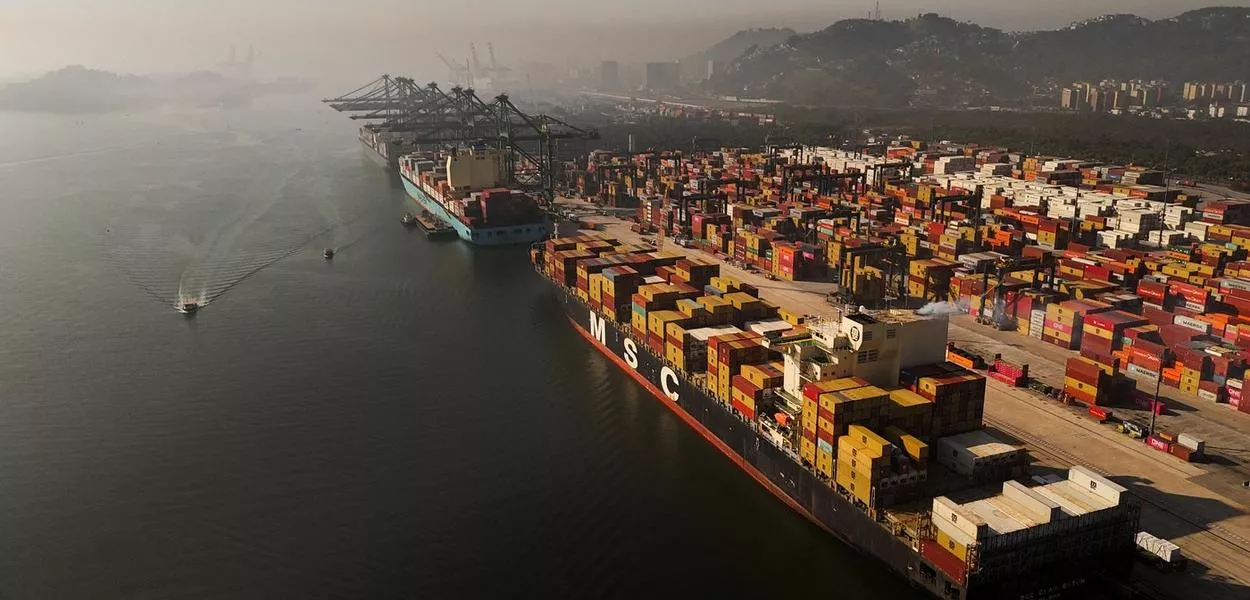 Cônsul dos EUA sugere que empresas chinesas não podem vencer leilão de megaterminal em Santos