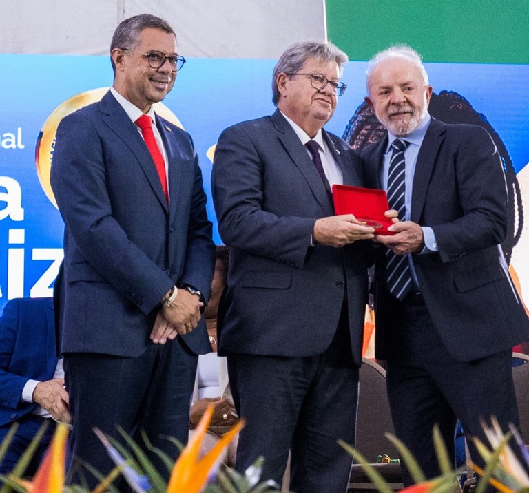 Governador João Azevêdo recebe em Brasília Selo Ouro de Alfabetização e reafirma compromisso com Educação
