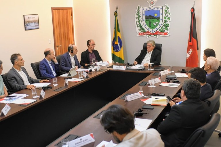 João Azevêdo recebe comitiva do Banco Mundial e apresenta projetos da Paraíba em segurança hídrica ao novo diretor da instituição para América Latina e Caribev