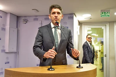 Tovar revela surpresa com indicação de André Gadelha para o Senado e mantém voto em Veneziano e Nabor