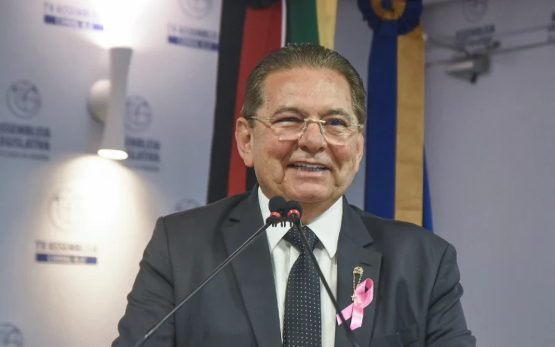 Adriano Galdino analisa “dança das cadeiras” na ALPB com proximidade de fechamento da janela partidária