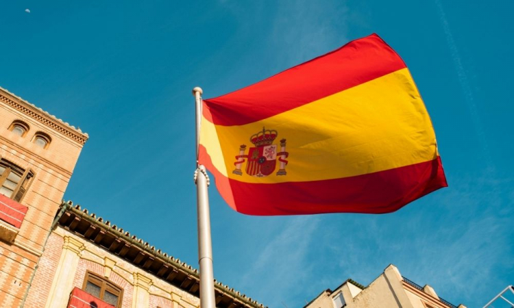 Justiça espanhola determina que beijar mão pode ser agressão sexual