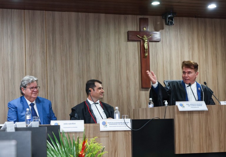 Governador destaca papel da corte eleitoral para preservar a integridade e a justiça nas eleições durante posse da mesa diretora do TRE-PB
