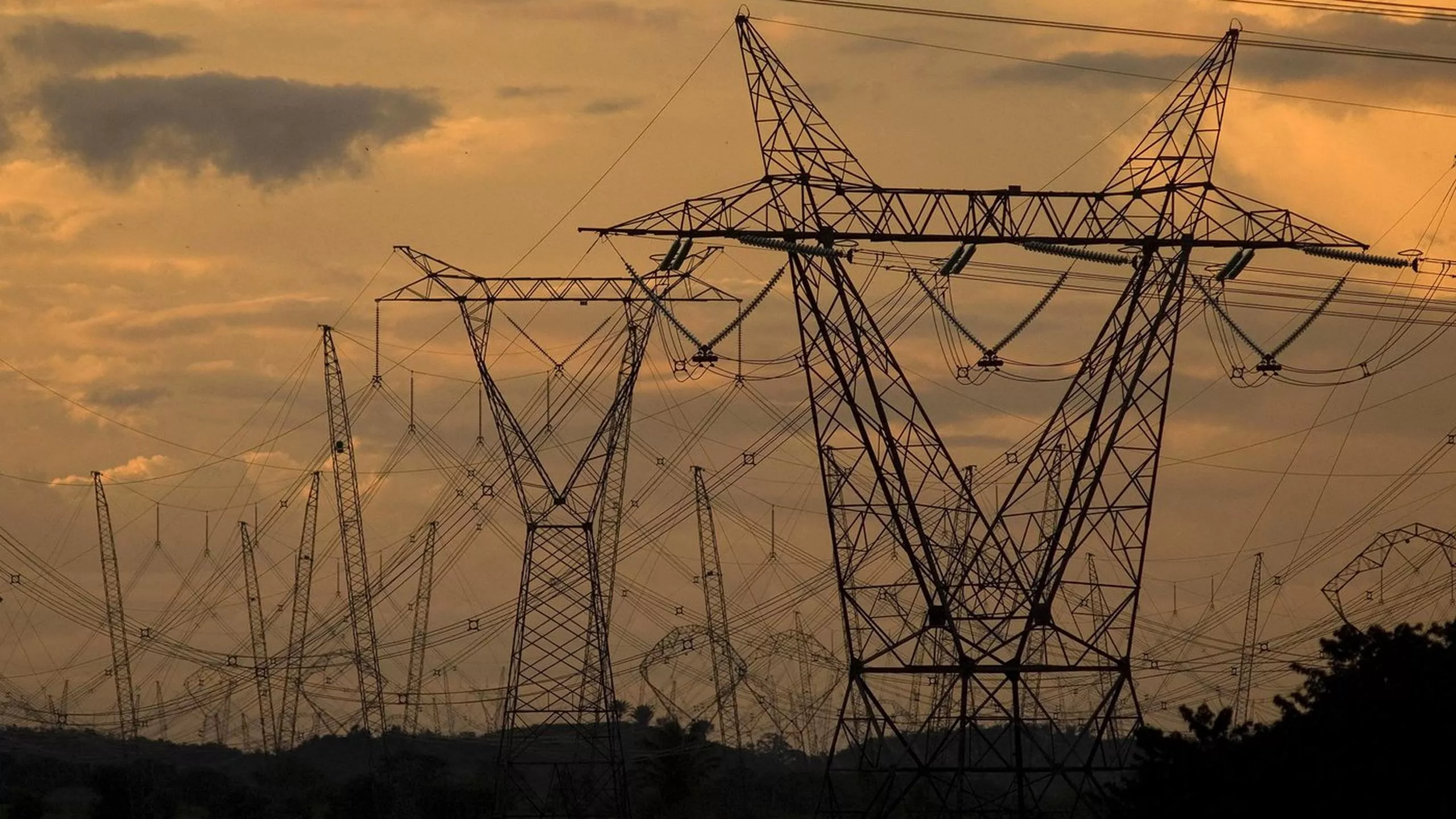 Governo renova 14 concessões de distribuidoras de energia, mas Enel fica de fora
