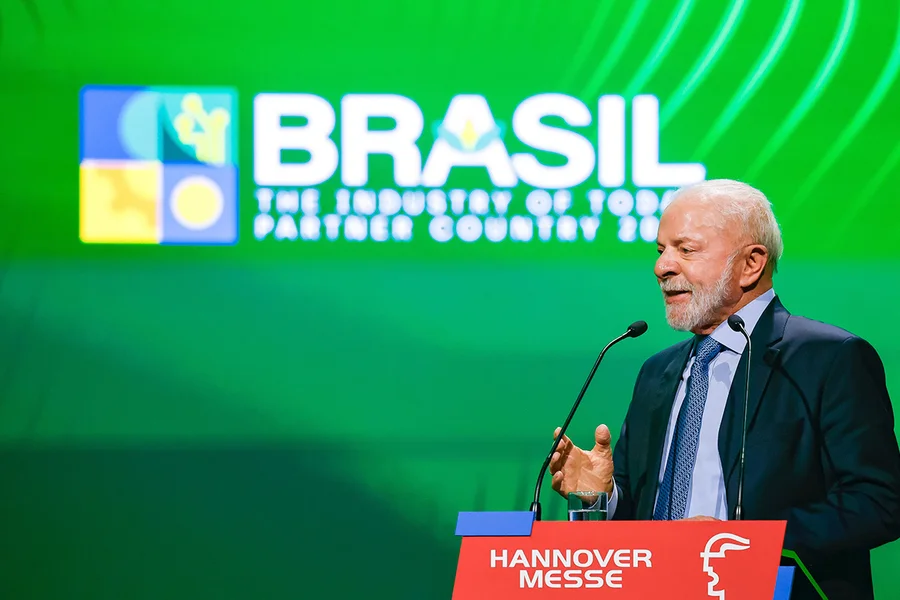 Na Alemanha, Lula volta a criticar Trump: “Mundo não pode se curvar”