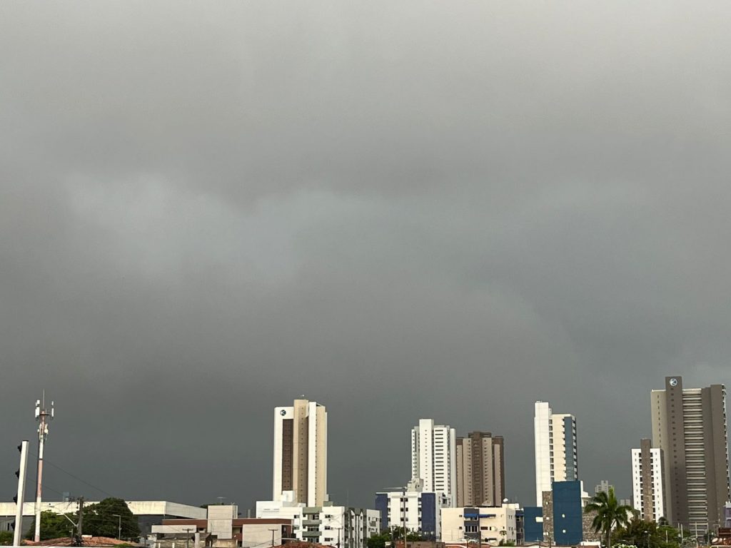 Inmet emitiu alerta de chuvas intensas em João Pessoa e Defesa Civil coloca equipes em estado de atenção.