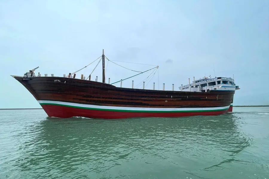 Navio com bandeira indiana naufraga após explosão perto de Omã