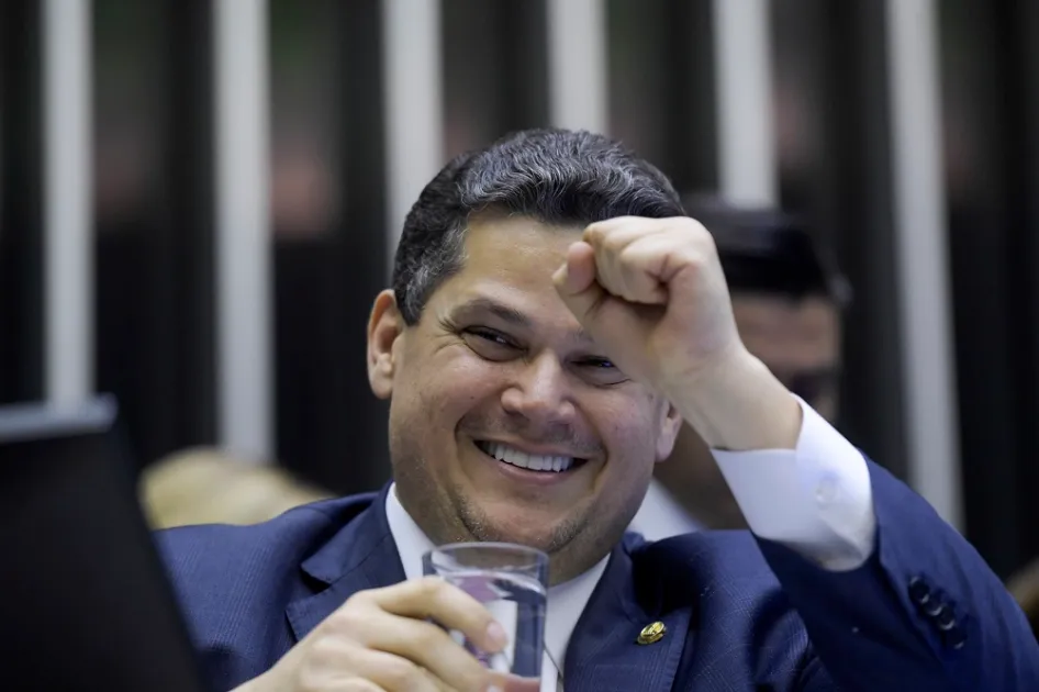 Proposta de delação de Vorcaro tem acusação de propina de US$ 30 mi a Alcolumbre, diz revista