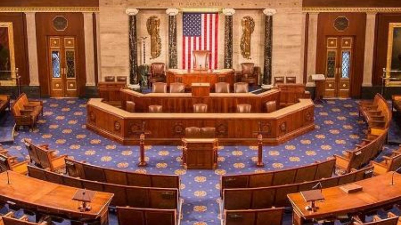 Trump sofre derrota e Câmara dos EUA aprova limite para seus poderes de guerra no Irã