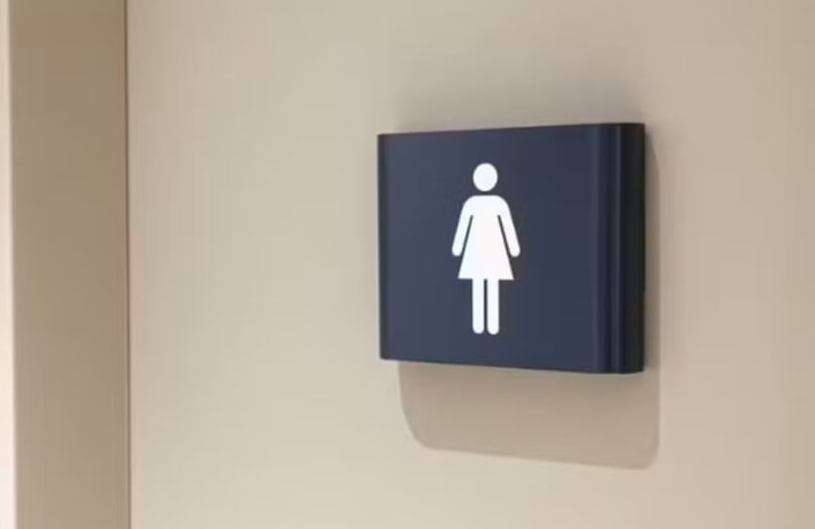 Capital nordestina sanciona lei que proíbe uso de banheiro feminino por mulheres trans