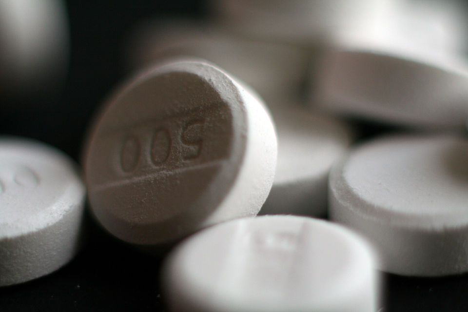 Anvisa suspende lote de paracetamol após suspeita de mofo
