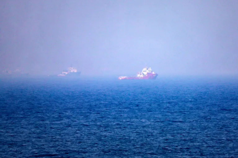 Irã diz ter atingido dois navios em Ormuz e afirma que outros quatro recuaram