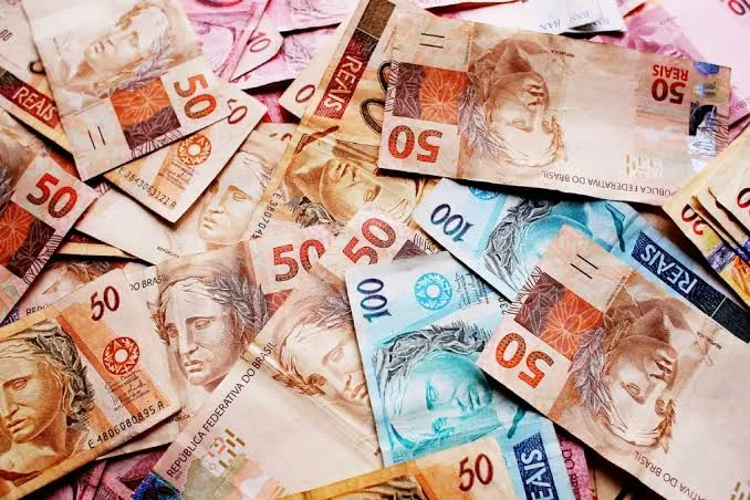 Governo estima aumento do salário mínimo para R$ 1.741 em 2027