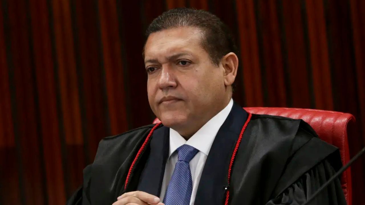 Ministro Nunes Marques reúne ministros do TSE sobre IA de Bolsonaro
