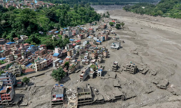 TRAGÉDIA: Mortos no desastre entre Nepal e China passa dos 620