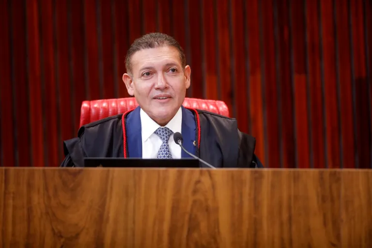 Kassio Nunes Marques envia ofício a Fachin reclamando de interferências no TSE