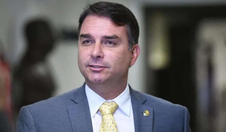 PT pede cassação de chapa de Flávio Bolsonaro
