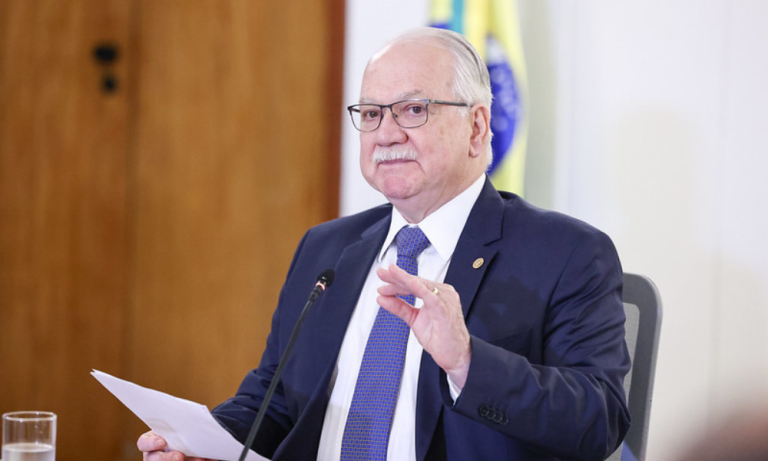 Coordenador de Flávio e líder do governo Lula vão se encontrar com Fachin hoje